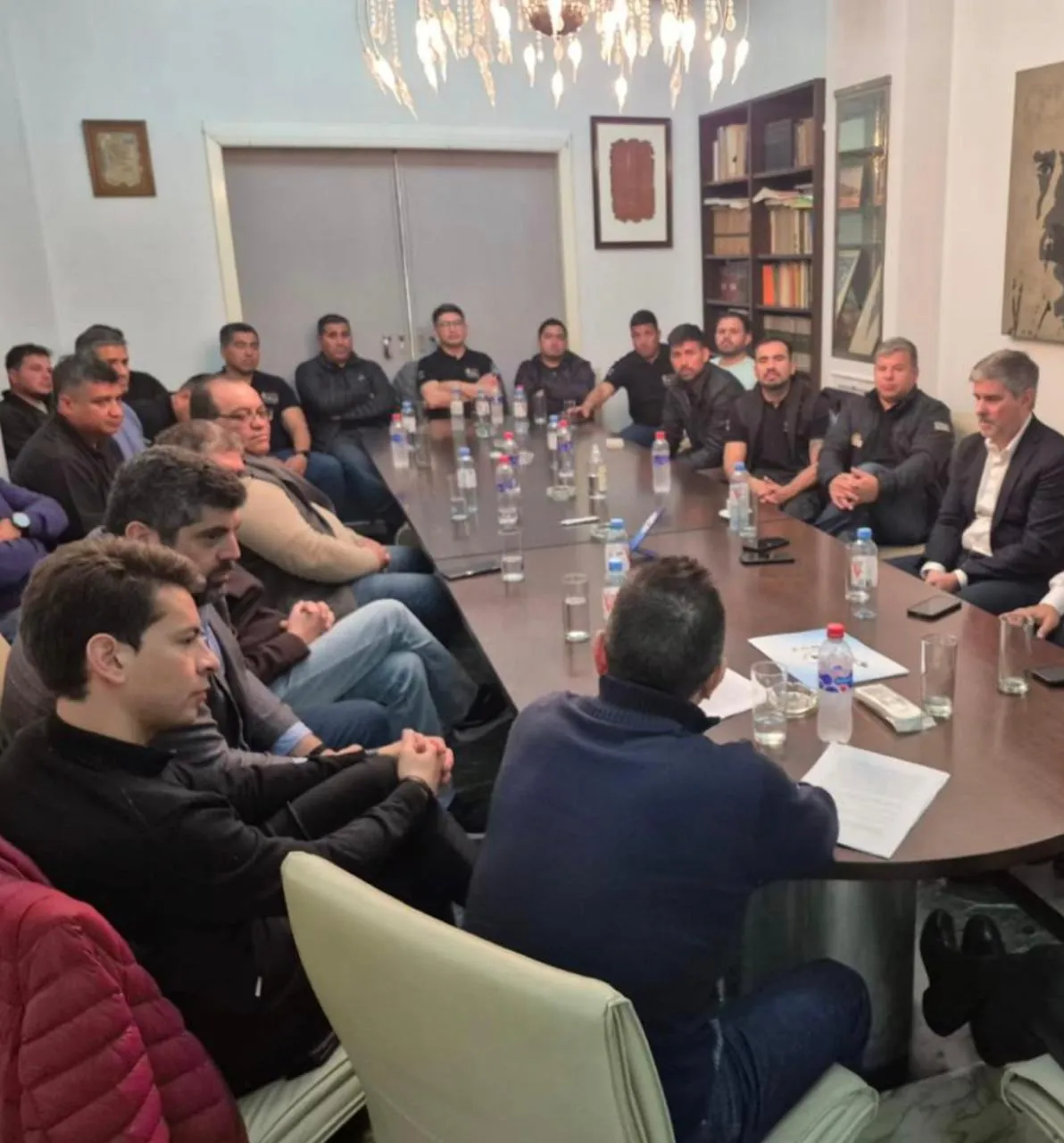 Marcelo Álvarez reunido con representantes del gremio AOMA