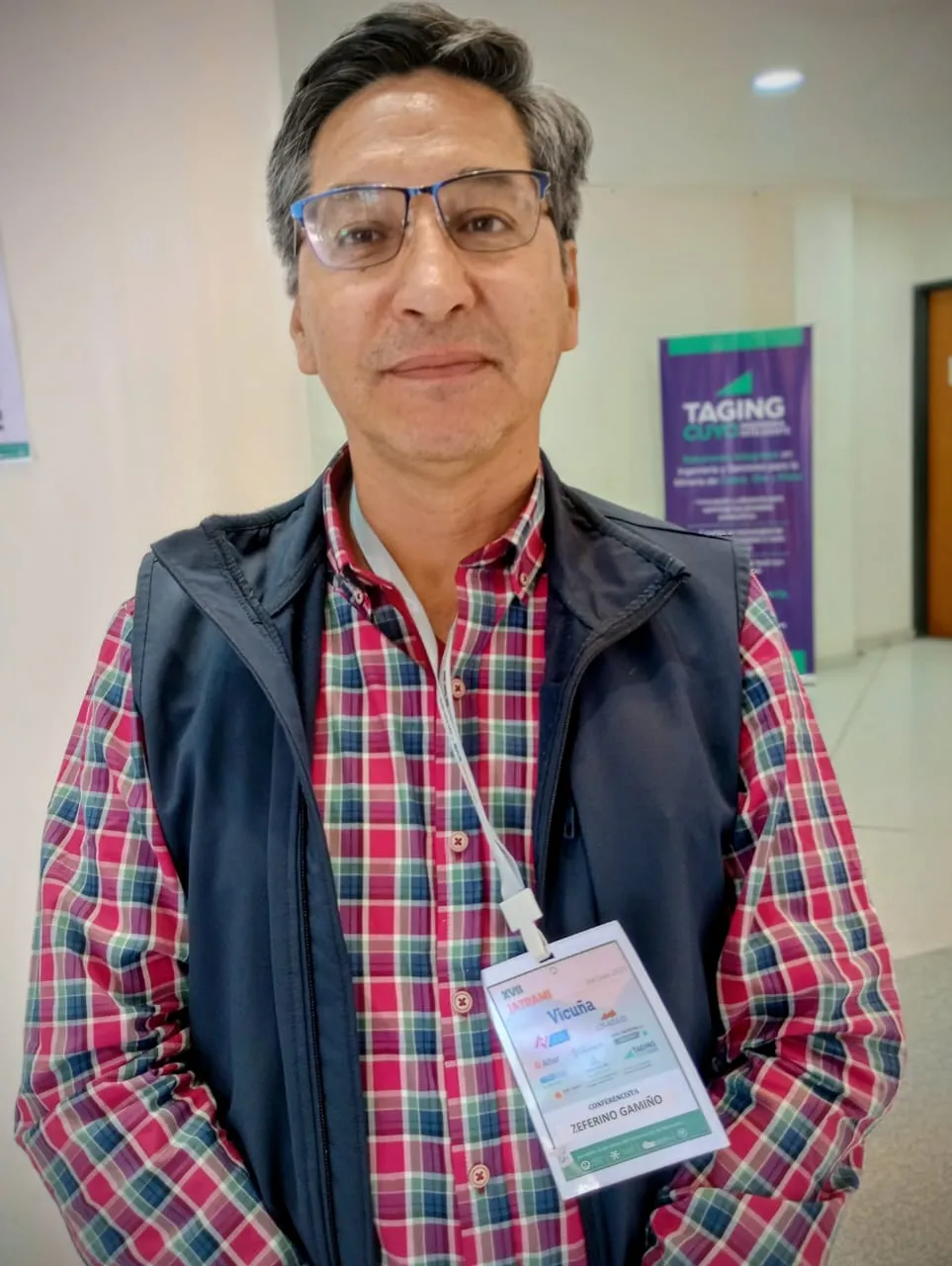 Retrato de Zeferino Gamiño Arroyo, ingeniero químico de la Universidad de Guanajuato, en su ponencia sobre reciclaje metalífero.