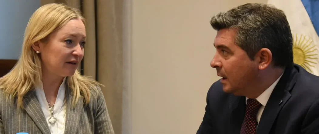 Hebe Casado y el gobernador de San Juan Marcelo Orrego dialogando.