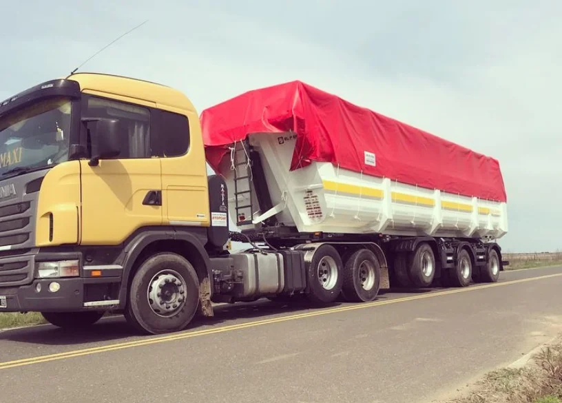 Camión batea de gran porte, similar al que podría usarse para el transporte de mineral desde Hualilán.