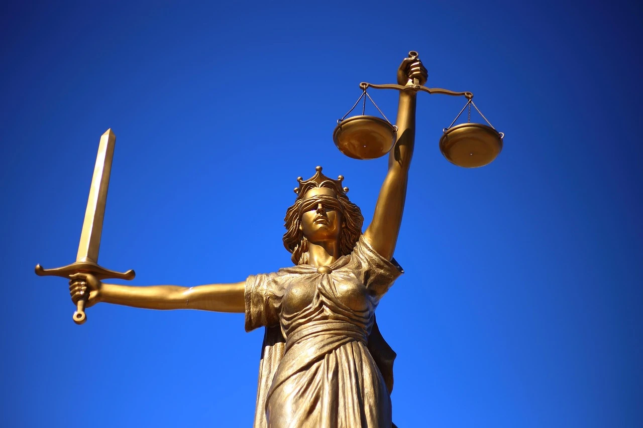 Estatua símbolo de la justicia en bronce