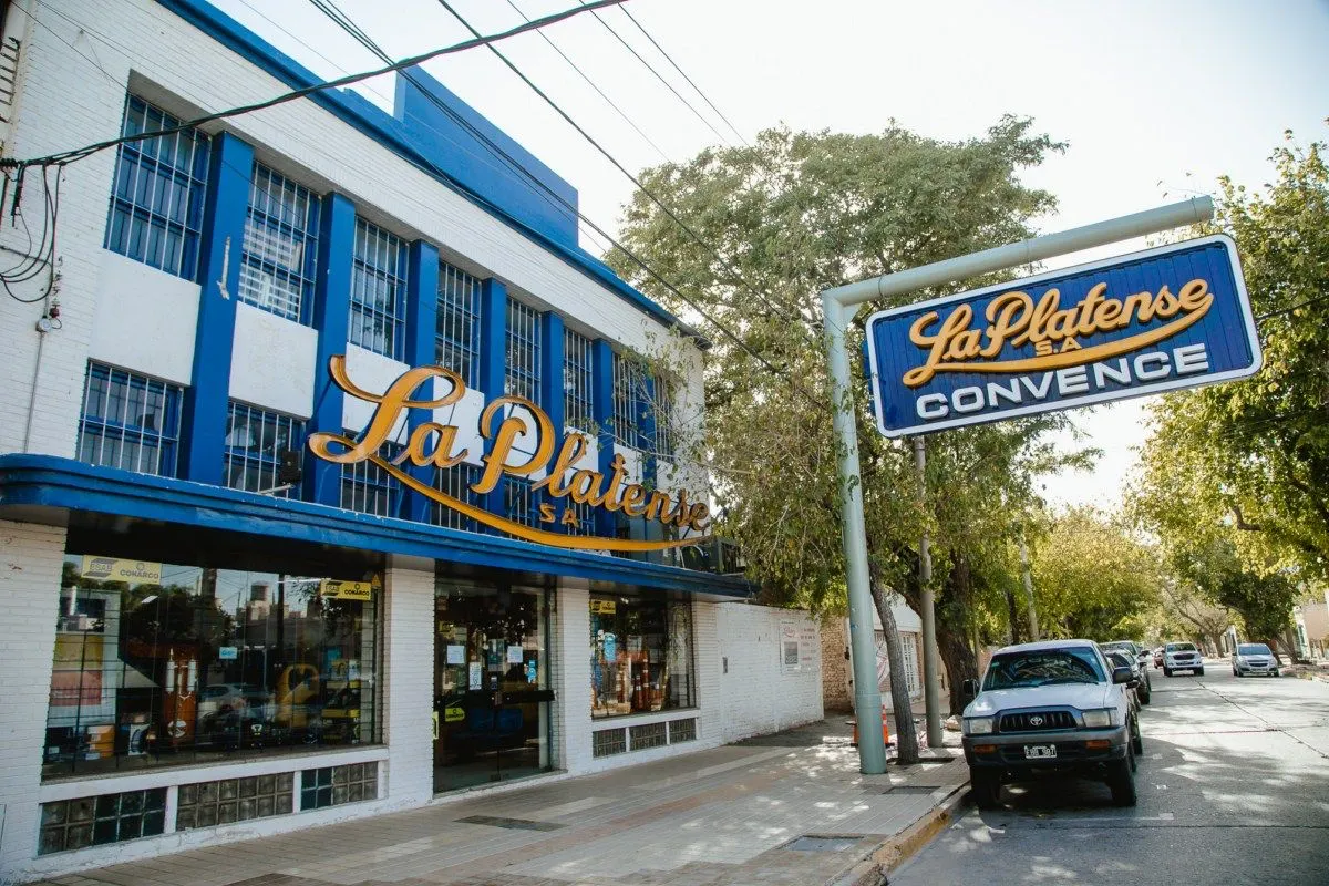 Fachada de La Platense