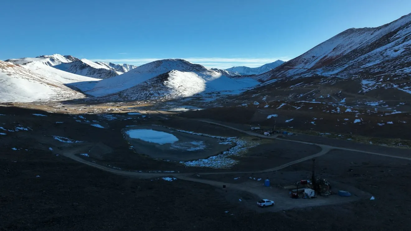 Vista panorámica del yacimiento minero Los Azules en la Cordillera de los Andes, San Juan.