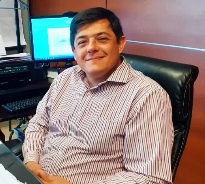 Primer plano del intendente de Jáchal, Matías Espejo, durante una entrevista.