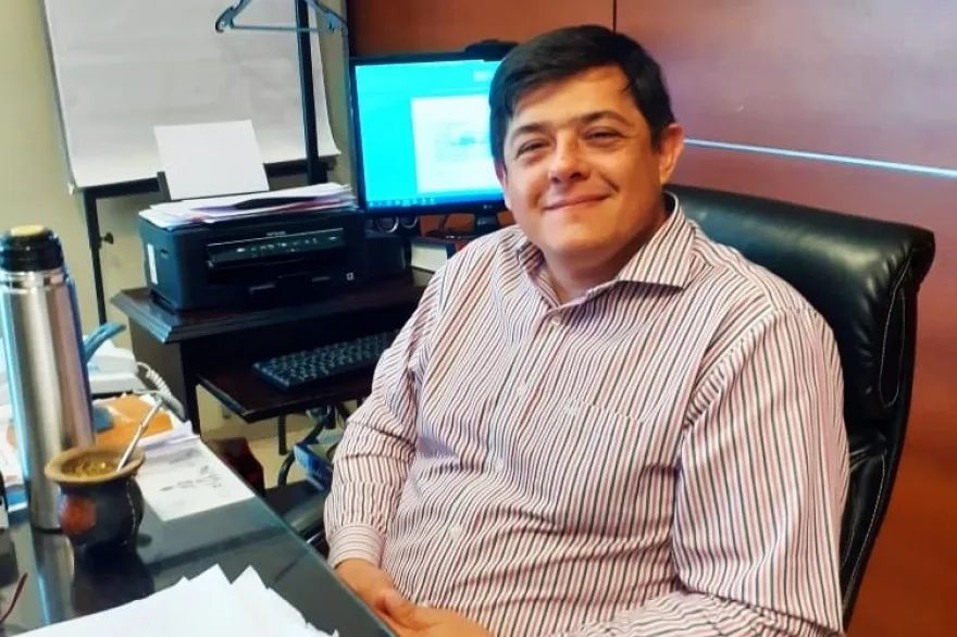 Primer plano del intendente de Jáchal, Matías Espejo, durante una entrevista.