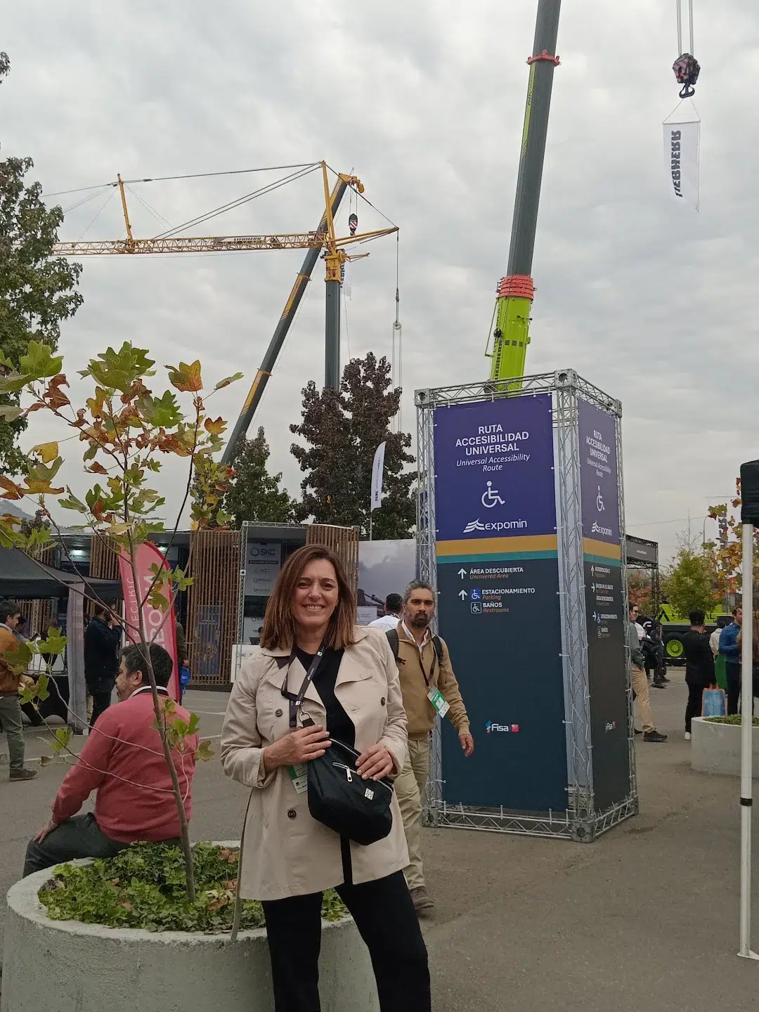 Retrato de Mónica Barceló, experta en comercio internacional y despachante de aduana, durante una exposición.