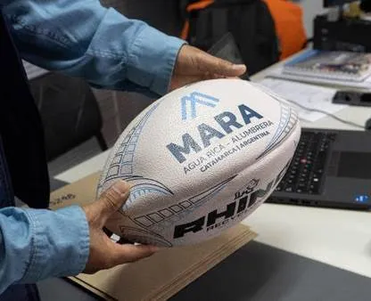 Guinda de rugby fabricada con neumáticos reciclados.