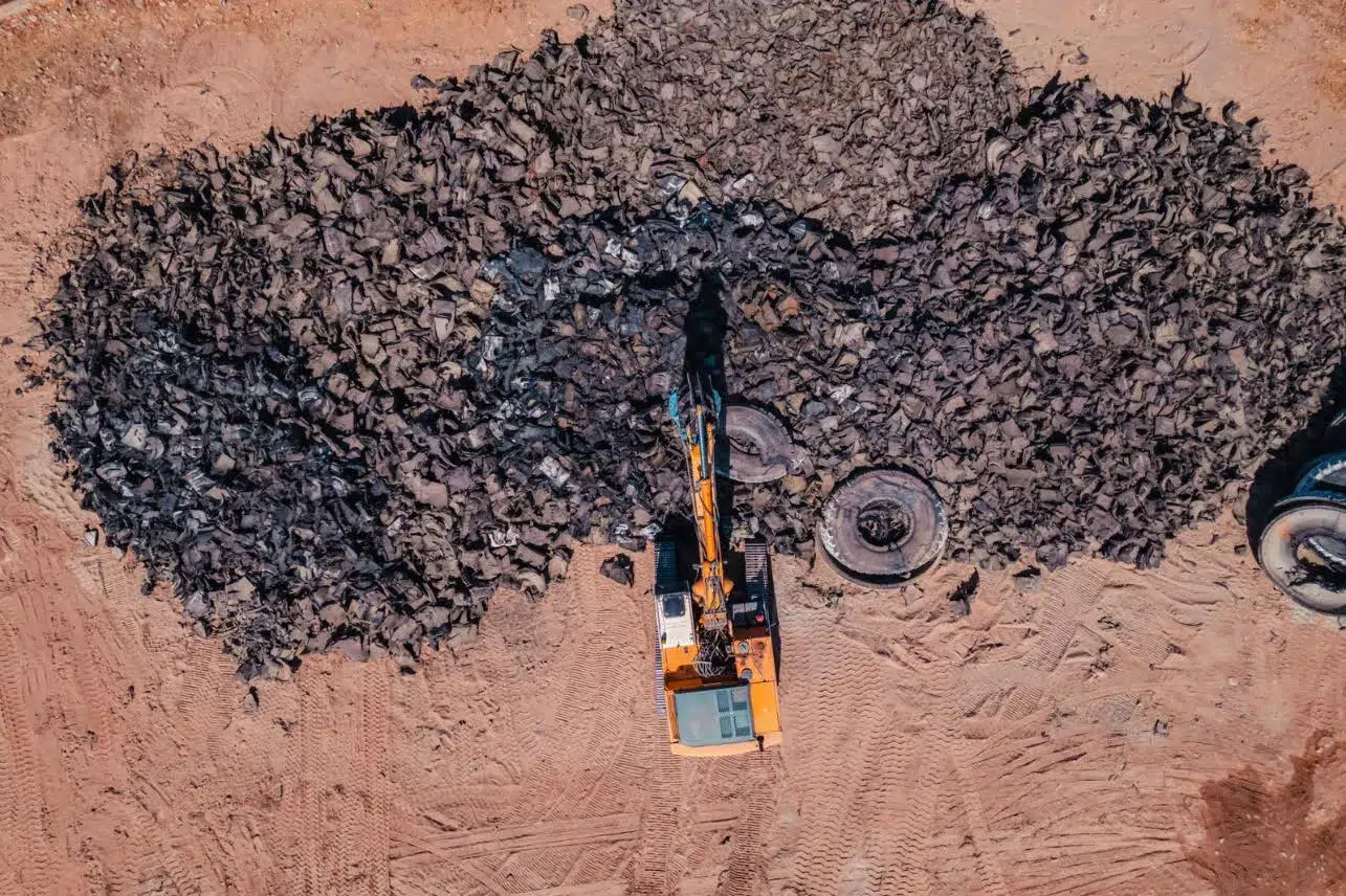 Reciclaje de neumáticos mineros por Minera Alumbrera en Catamarca, impulsando la economía circular.