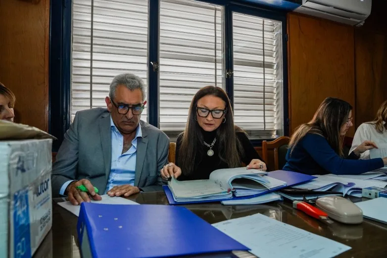 Rerpesentantes de IPPEM durante la apertura de sobres en el Concurso Público de Ofertas para la exploración y eventual explotación de las áreas  Del Carmen y Jagüelito.