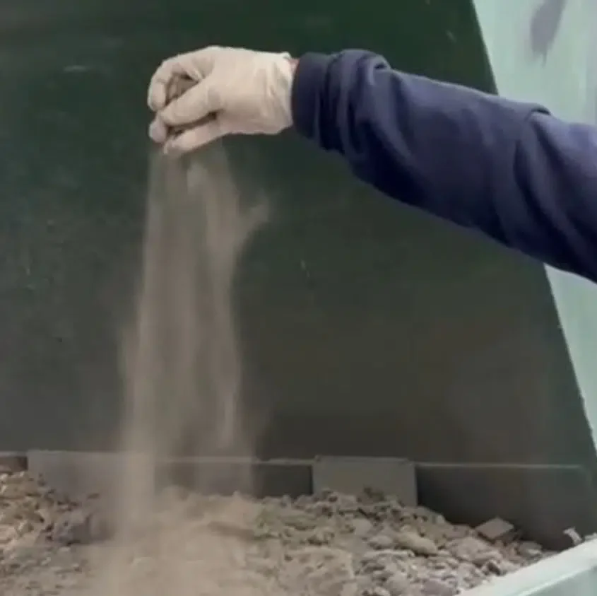 Paisaje con grandes depósitos de residuos mineros, simbolizando la problemática ambiental global.