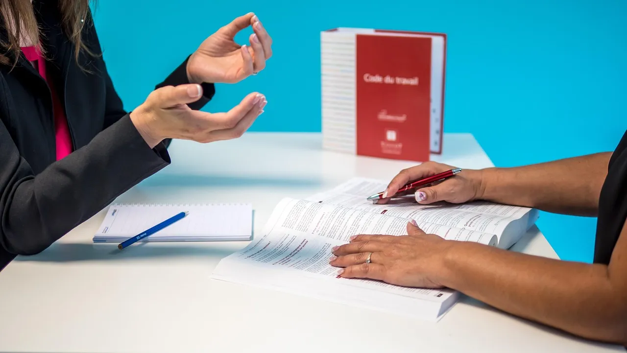 Personas participando en una reunión o diálogo con representantes de una empresa minera.