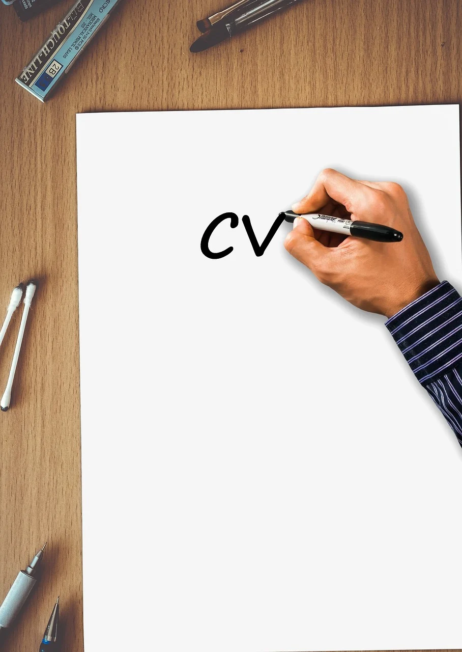 Hola en blanco con las letras CV de Curriculum Vitae