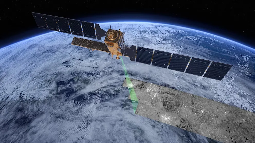 Satélite Sentinel de la Unión Europea orbitando la Tierra, utilizado para la exploración minera con inteligencia artificial.