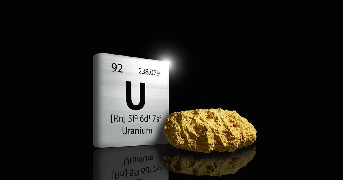Muestra de mineral de uranio, recurso estratégico en exploración en la provincia de Mendoza.
