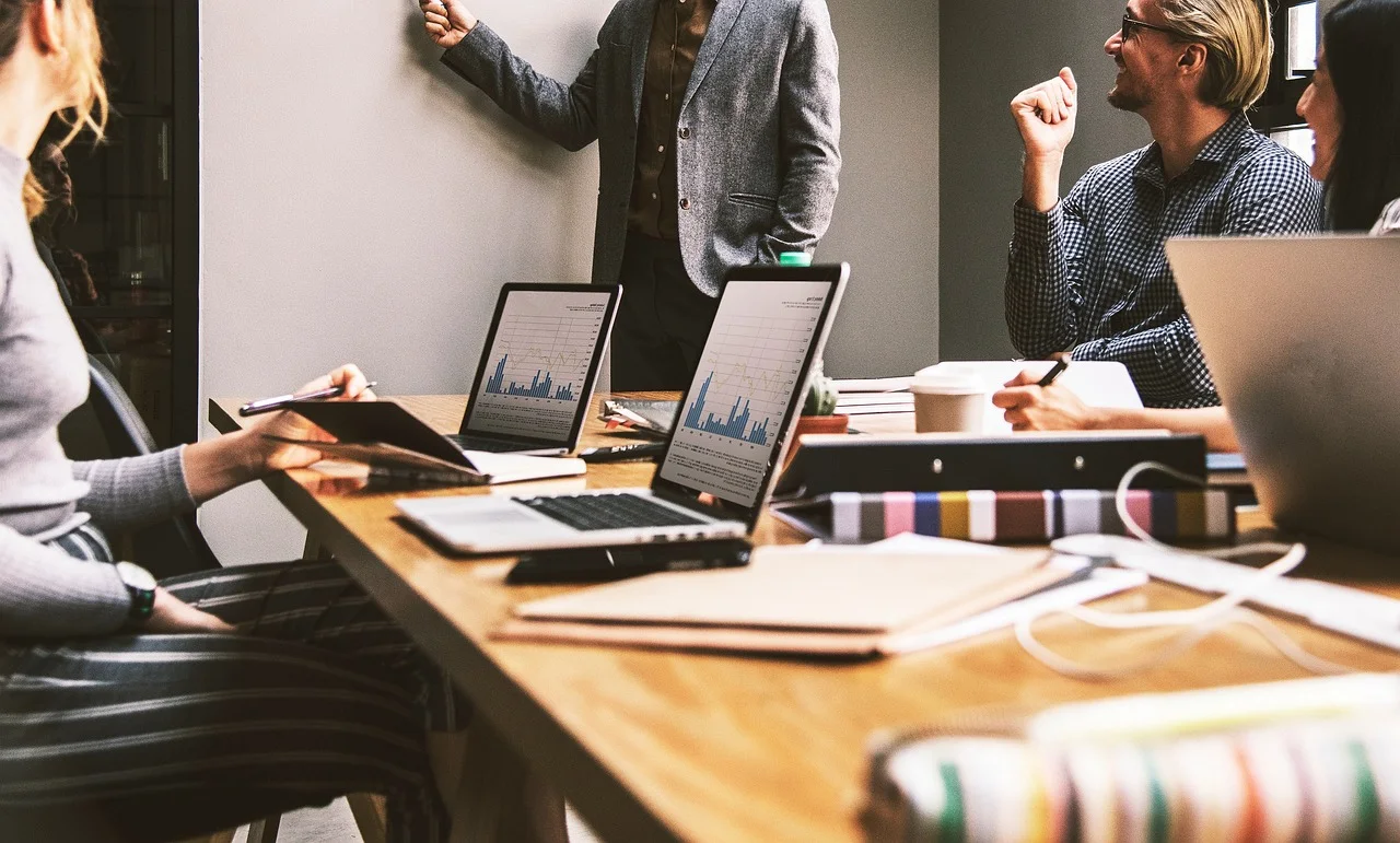 Personal recibiendo capacitación en nuevas herramientas digitales para la industria minera