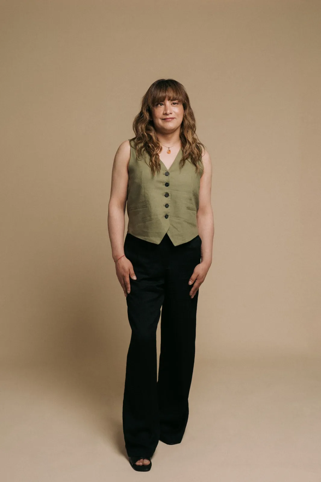 Carlita Antonella Rodríguez, mujer trans, posando con su indumentaria de minera, con el telón de fondo de una mina.