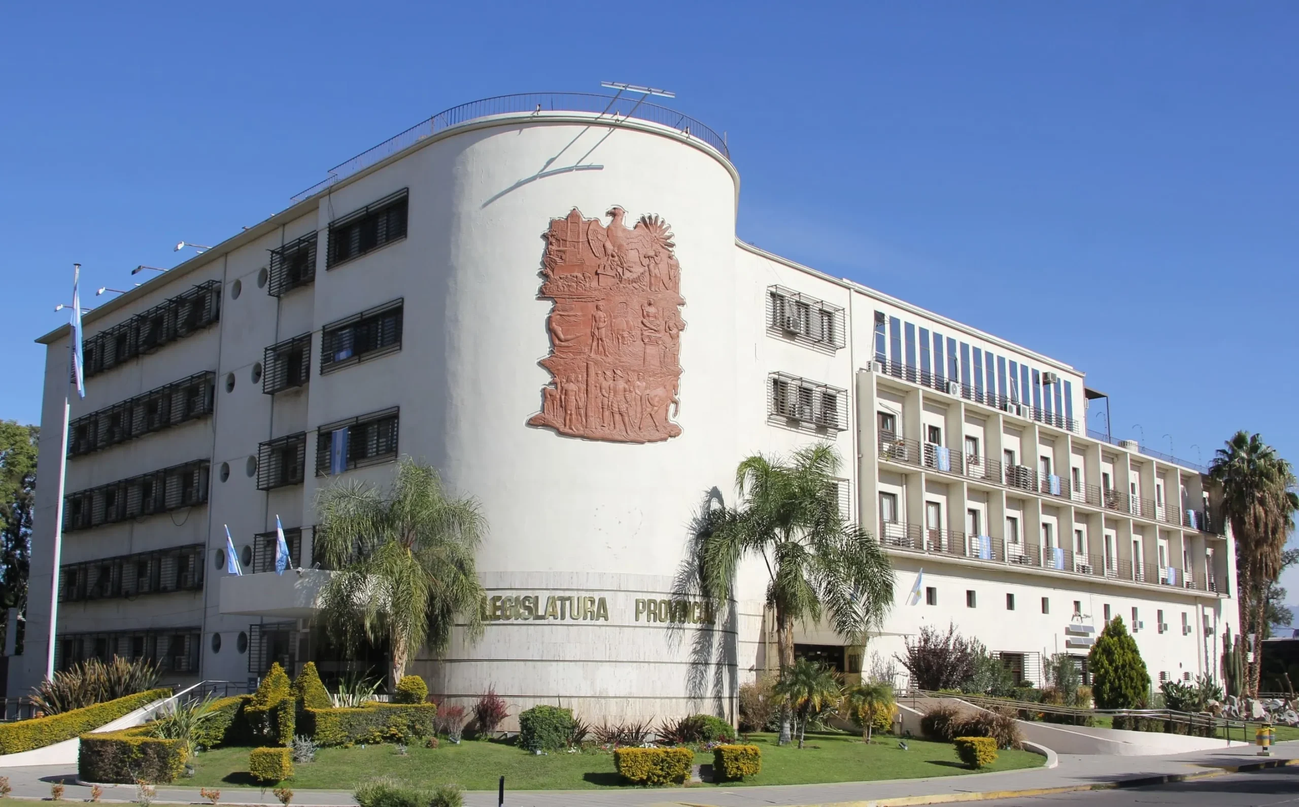 Fachada del edificio de la Legislatura Provincial de San Juan, donde se tratará la nueva Ley de Desarrollo Minero.