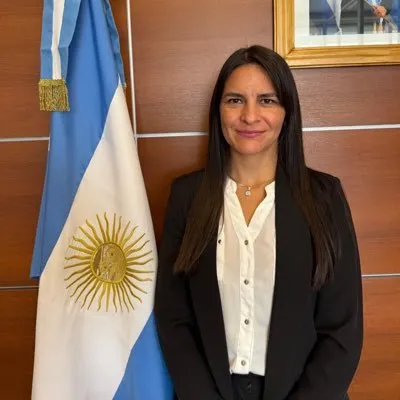 Retrato de Claudia Sarmiento, funcionaria del Gobierno de San Juan, en un contexto profesional.