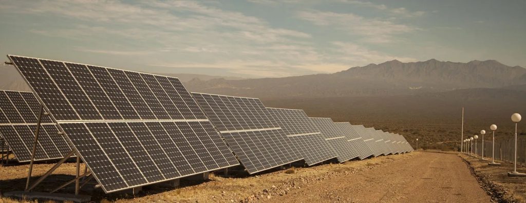 Parque de paneles solares fotovoltaicos para generación distribuida de energía limpia en San Juan.