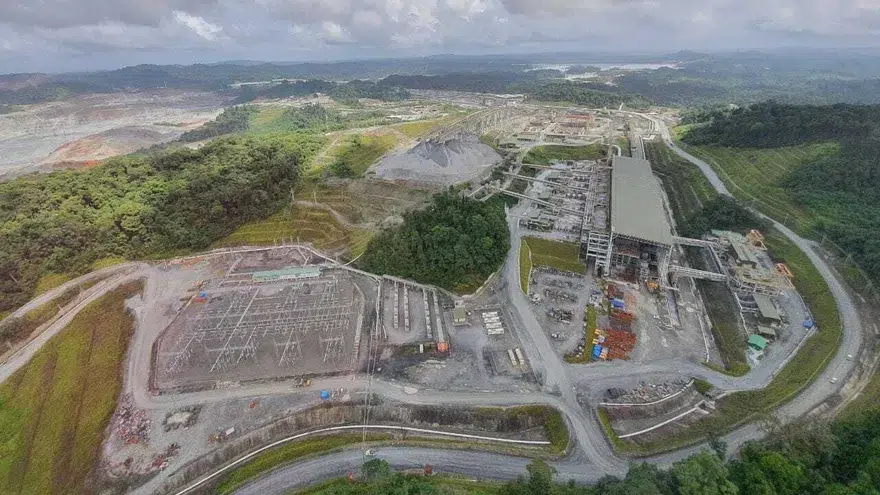 Imagen aérea de la mina Cobre Panamá con maquinaria pesada, simbolizando la expectativa de reapertura y el impacto en la economía regional