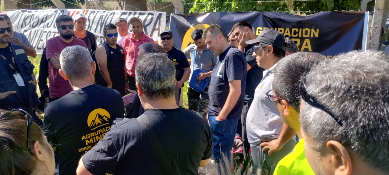 Miembros de la asociación dialogando en la puerta del Centro Cívico