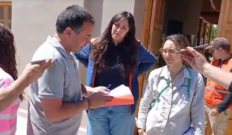 CAPRESMI Reclamo Josemaría San Juan: Representantes de CAPRESMI, entregando un documento a dos mujeres, personal de oficina de la empresa minera Vicuña.