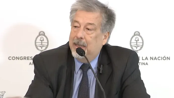 Retrato de Manuel Benítez, presidente de CAPMIN, experto en el desarrollo de proveedores mineros en Argentina.