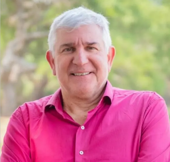 Retrato de Ricardo Raúl Rodríguez, hombre sonriente en traje, representando a un ejecutivo de RRHH en el sector minero.
