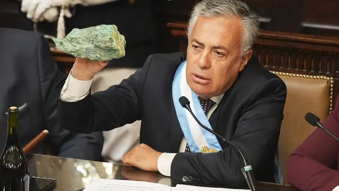 Alfredo Cornejo anunciando el impulso a la minería sostenible y la Ley de Regalías Mineras en Mendoza.