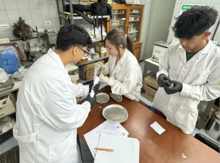 Alumnos de una escuela realizando pruebas en un laboratorio