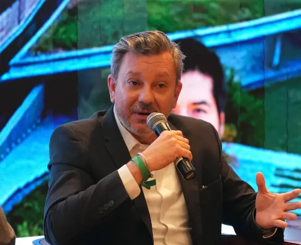 Retrato de Eduardo Gigante, experto en litio y baterías, ofreciendo su análisis sobre la minería en Argentina.