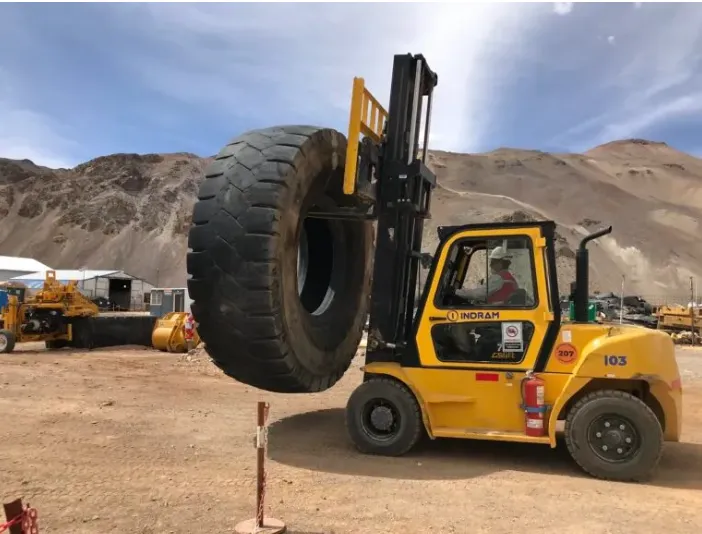 Montacargas moviendo una rueda proveniente de mineria en la planta de reciclaje de INDRAM.