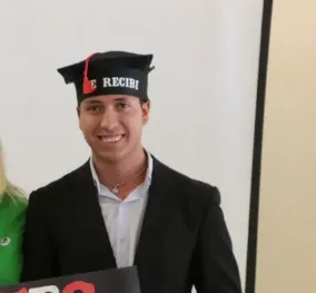 Retrato de Jesús Vedia, joven técnico en Geología de Calingasta, con expresión seria y profesional.