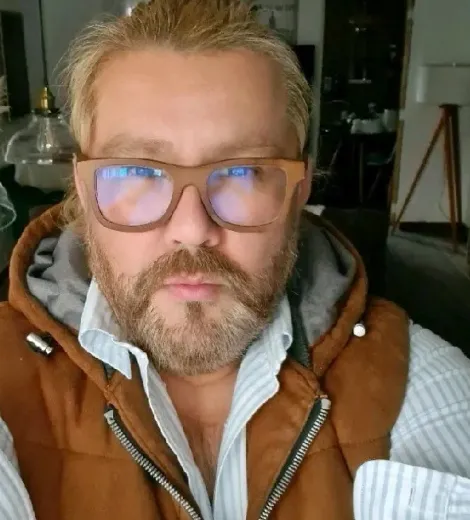 Primer plano del Ing. Luis Antonio Leiva Olea, experto en Mecánica de Rocas en Minería.