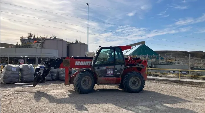Camión especializado para el transporte de residuos en una mina a cielo abierto, mostrando la gestión operativa.