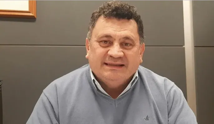 Retrato de Rodolfo Navas, hombre sonriente, Director de Educación Técnica.