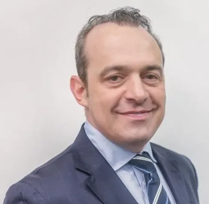 Retrato de Sergio Spadone, presidente de la compañía de reciclaje de neumáticos mineros en INDRAM San Juan.