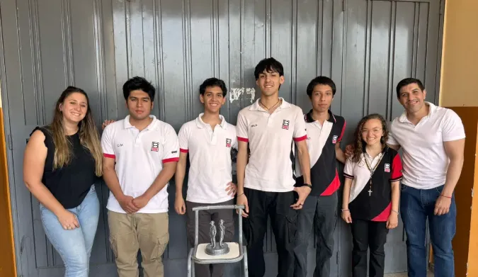 Alumnos de la escuela Boero junto a su creación: Fortis Armis