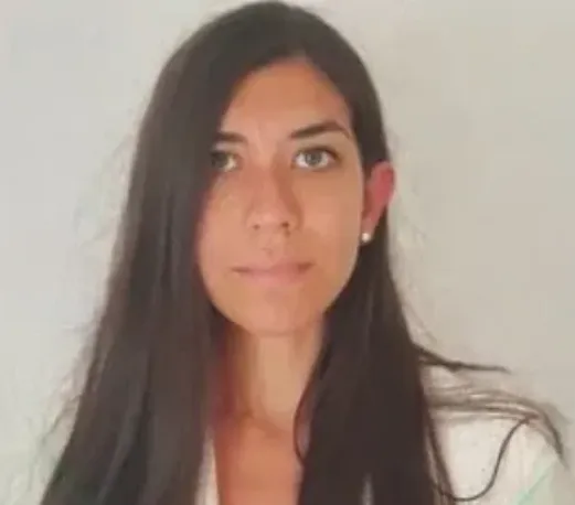 Retrato de Giselle Heredia, Coordinadora Institucional de INDRAM, explicando los procesos de triple impacto.