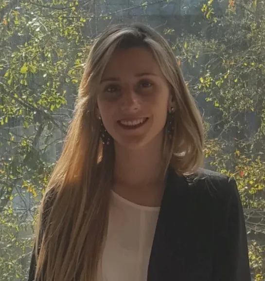 Geofísica Carolina Rivas analizando datos para mejorar la estabilidad de pilas de lixiviación.