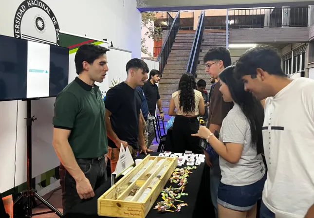  Pasantes de Minas Argentinas S.A. mostrando testigos de perforación.