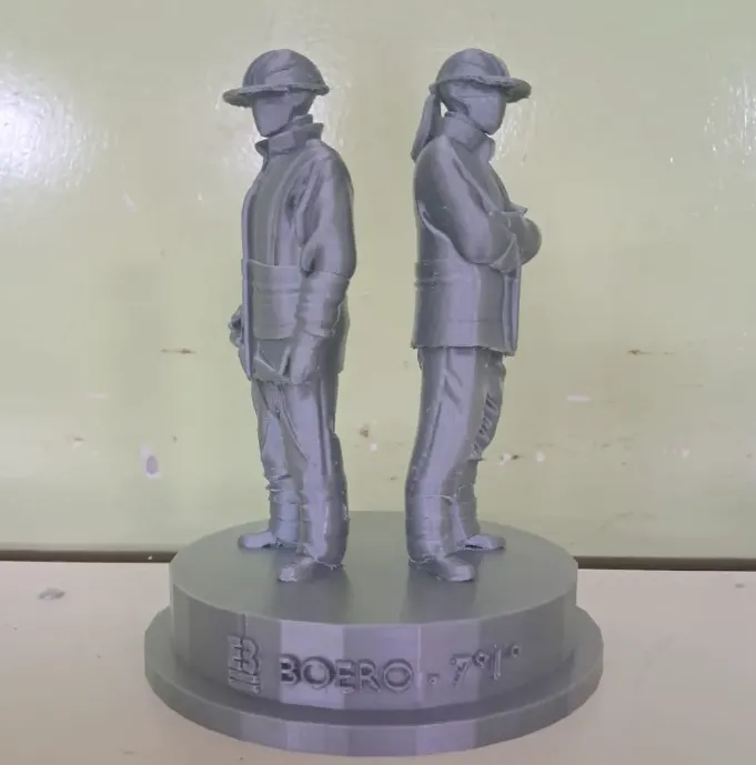 Diseño digital 3D de un traje de seguridad ergonómico en tonos grises