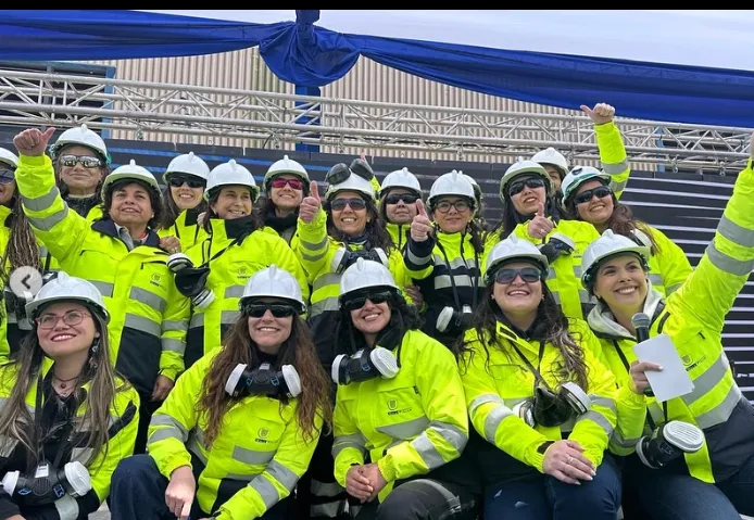 Grupo de mujeres trabajadoras del equipo de Salares Norte posando durante la inauguración del proyecto minero.