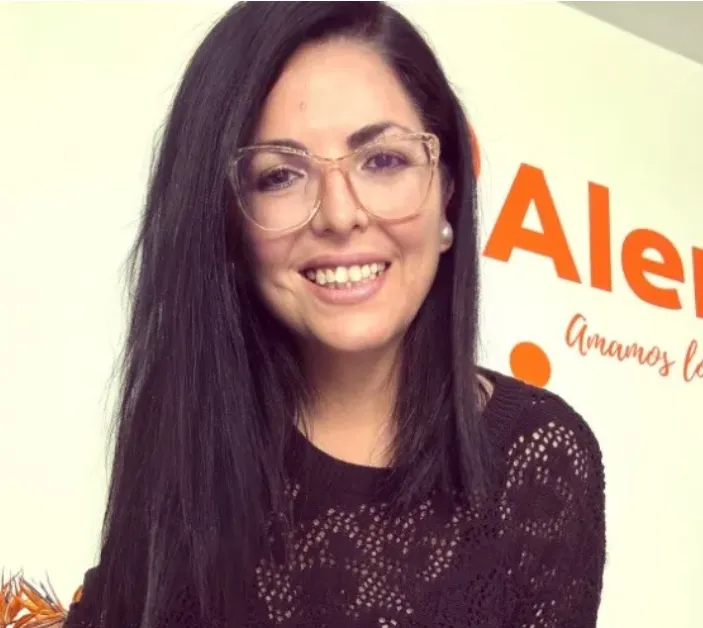 Retrato de María Laura Zárate, Directora de la agencia de empleo Alentar, en su oficina.