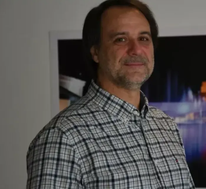 Retrato fotográfico de Gustavo Samper, entrevistado sobre los desafíos de la vitivinicultura frente a la minería.