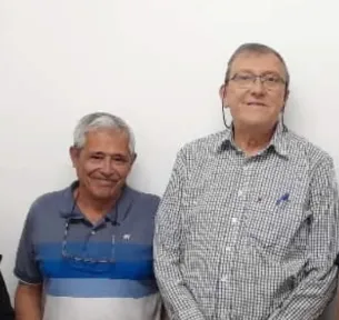 Dos hombres, Julio Dávila y Carlos Devit, posando para una foto en un entorno profesional