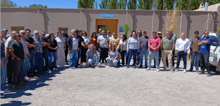 Grupo de representantes de CAPRESMI, la Cámara de Prestadores de Servicios Mineros de Iglesia, frente a un edificio de oficinas mineras, en señal de reclamo pacífico.