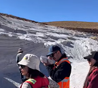 Participantes de un curso de geología de VOLGRYM con chalecos en un entorno de montaña, preparándose para el trabajo de campo.