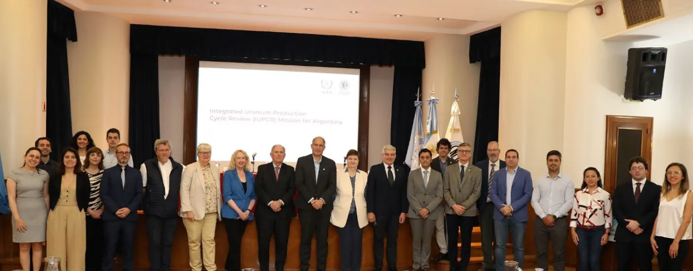 Expertos del OIEA y funcionarios de la CNEA durante el encuentro en Argentina.