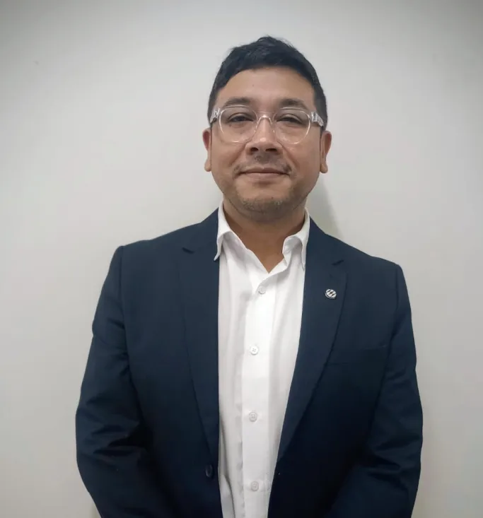 Retrato de Luis Camacho, hombre sonriente en traje, representando a un ejecutivo de Sandvik.